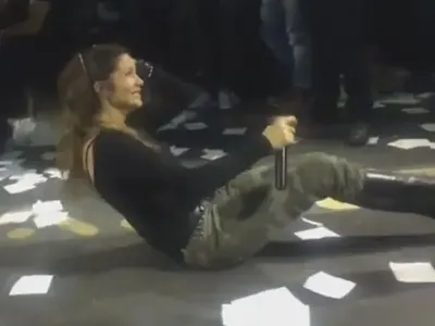 И Кали спира да пее, отдаде се на връзката си с млад мъж