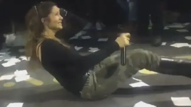 И Кали спира да пее, отдаде се на връзката си с млад мъж