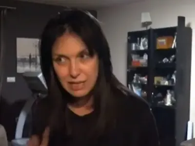 Жени пак на война със съседите! Чукове гърмят в полунощ в стаята на сина й