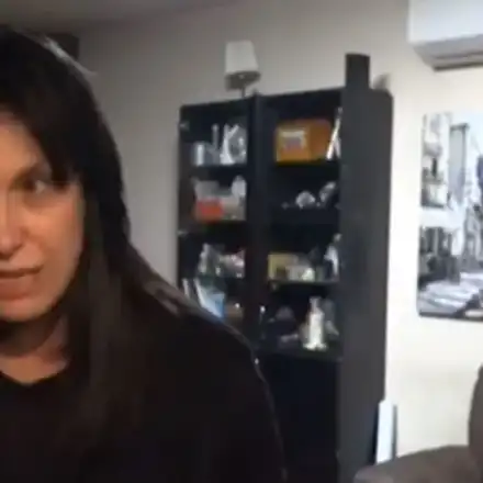 Жени пак на война със съседите! Чукове гърмят в полунощ в стаята на сина й