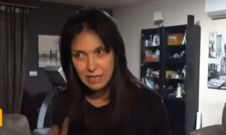 Жени пак на война със съседите! Чукове гърмят в полунощ в стаята на сина й