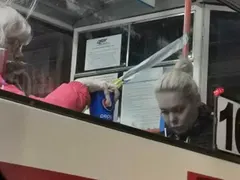 „Класните дами“ -  Вулева и майка й се лашкат в градския транспорт без маски. А дали имат билети?