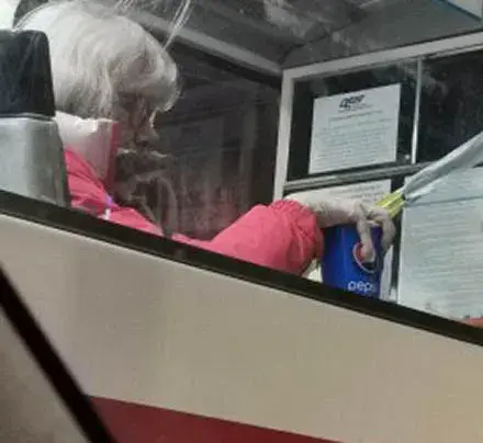 „Класните дами“ -  Вулева и майка й се лашкат в градския транспорт без маски. А дали имат билети?