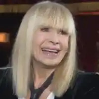 Лили Иванова кичи дома си с пердета за 17 бона (Носят й ги специално от Франция)