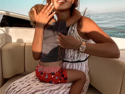 Лили Клюкарката се препича на яхта (СНИМКИ)