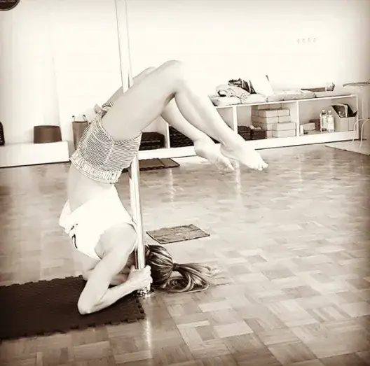 Лора Караджова се върна на пилона (Фото)