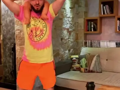 Лорд Минчев в акция: С каре и парашутни гащи е сгрешила Мария, Криско- облечен в  Космополитън и маракуя, и още +СНИМКИ