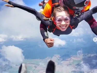 Маги Джанаварова се метна от самолет