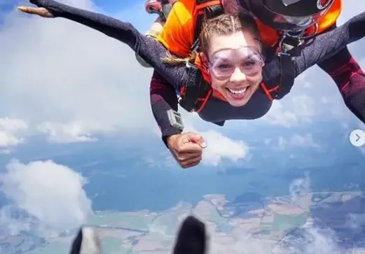 Маги Джанаварова се метна от самолет