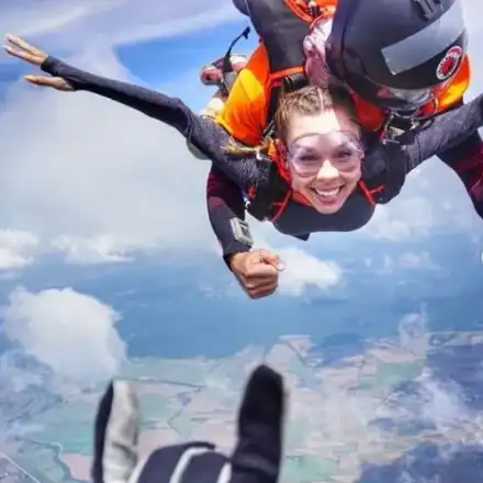 Маги Джанаварова се метна от самолет