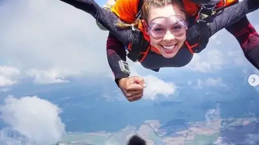 Маги Джанаварова се метна от самолет