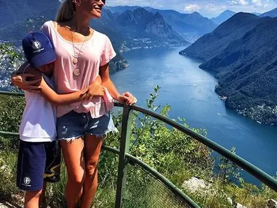 Мария Игнатова бори стреса с разходки в планината, а синът й я теши след жълтите клюки