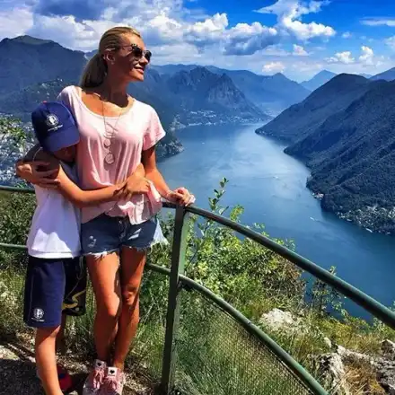 Мария Игнатова бори стреса с разходки в планината, а синът й я теши след жълтите клюки