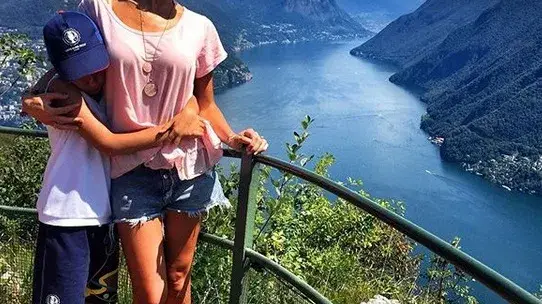 Мария Игнатова бори стреса с разходки в планината, а синът й я теши след жълтите клюки