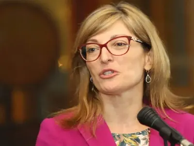 Министър Захариева се фука със сака за 900 лева