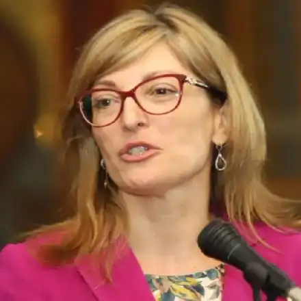 Министър Захариева се фука със сака за 900 лева