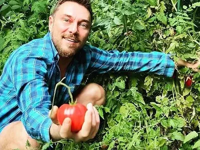 Mиро Каризмата вече е и градинар