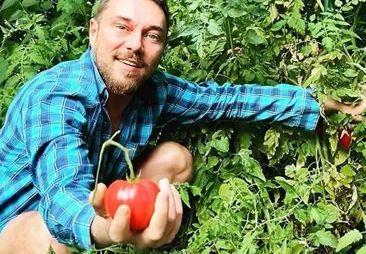 Mиро Каризмата вече е и градинар