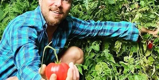 Mиро Каризмата вече е и градинар