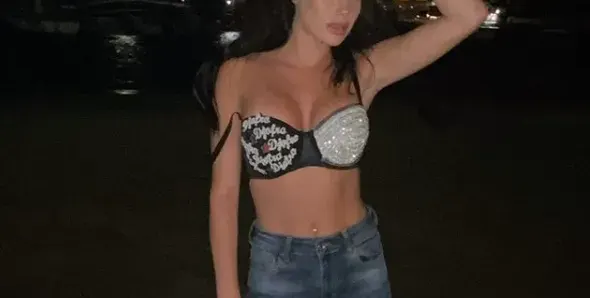 Миски разхождат силикон по плажа