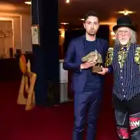 Млад поет изписа платната на Яхнаджиев със стихове