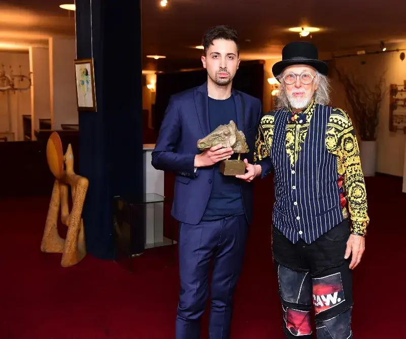 Млад поет изписа платната на Яхнаджиев със стихове