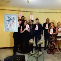 Млад поет изписа платната на Яхнаджиев със стихове