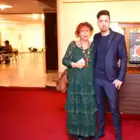 Млад поет изписа платната на Яхнаджиев със стихове