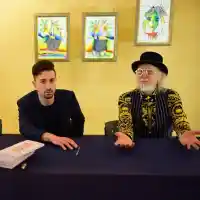 Млад поет изписа платната на Яхнаджиев със стихове