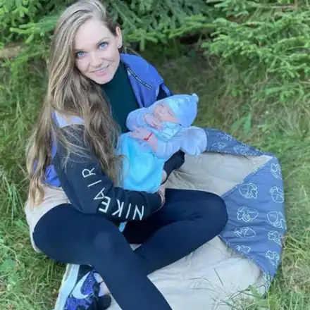 Нанси Карабойчева на първа разходка с бебето (Миската го заведе на преход в планината - Фото)