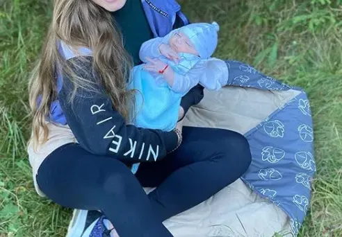 Нанси Карабойчева на първа разходка с бебето (Миската го заведе на преход в планината - Фото)