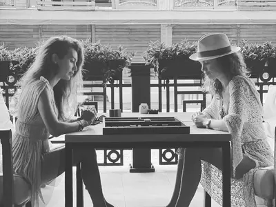 Никол Станкулова и Гери Малкоданска разискват важните теми на табла и кафе