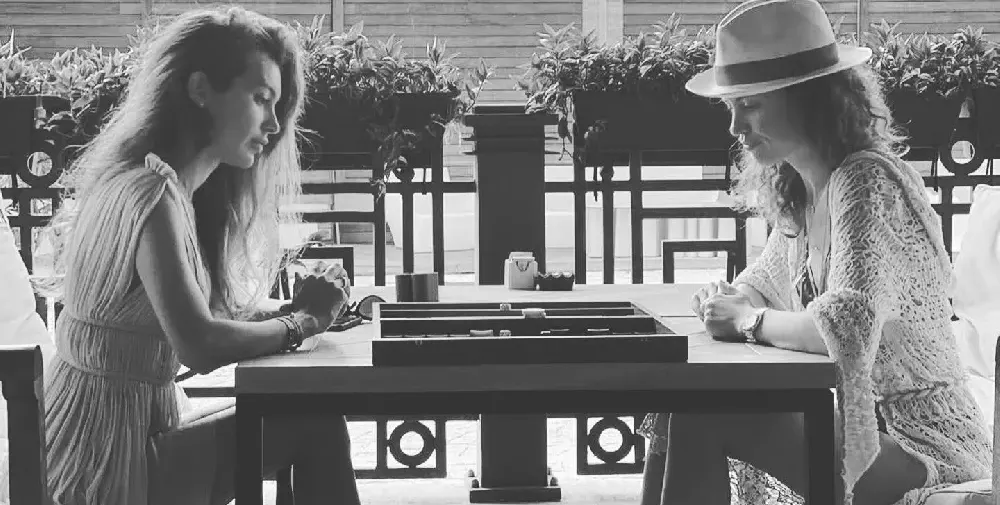 Никол Станкулова и Гери Малкоданска разискват важните теми на табла и кафе