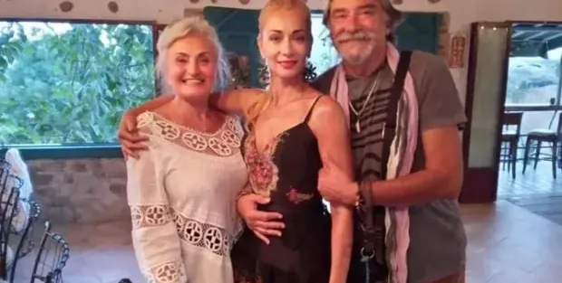 Първа снимка на Нети с биологичните й родители