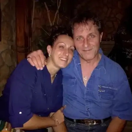 Певецът на „Радка пиратка“ зарязан от младата си жена