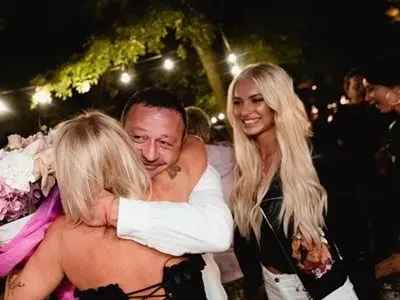 Плеймейтката здраво стяга юздите на Рачков