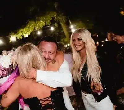 Плеймейтката здраво стяга юздите на Рачков