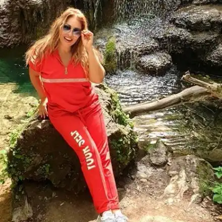 Рени показа бедро на водопад! (Позира и по анцуг)