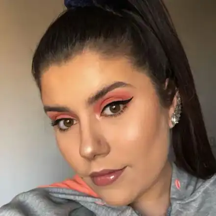 Щерката на Блатечки започна работа като гримьорка