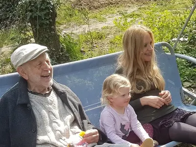 Щерката на Финци одрала кожата на жена му! (СНИМКИ)