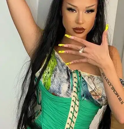 Щерката на Миле Китич се съблече (Горещо фото)