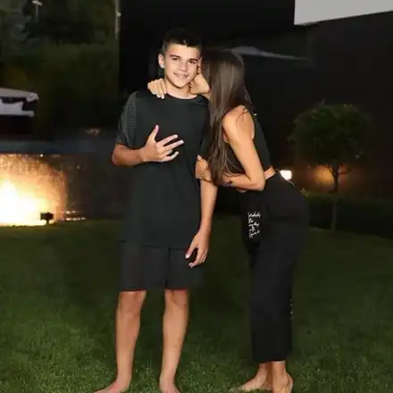 Синът на Алисия я задмина по ръст