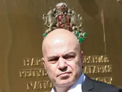 Слави Трифонов съди България заради трибагреника