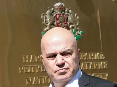 Слави Трифонов съди България заради трибагреника