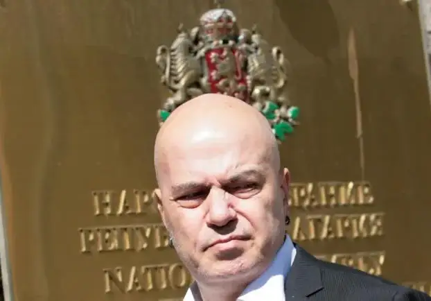 Слави Трифонов съди България заради трибагреника