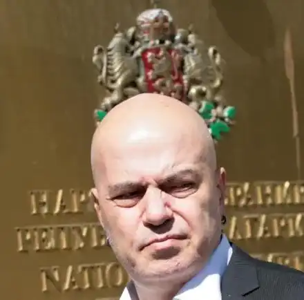 Слави Трифонов съди България заради трибагреника