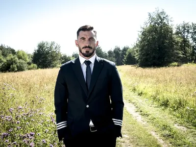 Стриптийз във „Фермата“! Пилотът лъсна без дрехи (Снимка)