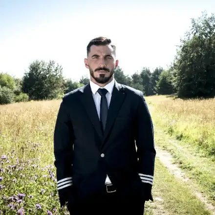 Стриптийз във „Фермата“! Пилотът лъсна без дрехи (Снимка)