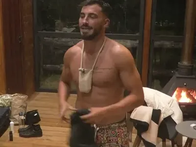 Стриптийз във „Фермата“! Пилотът лъсна без дрехи (Снимка)