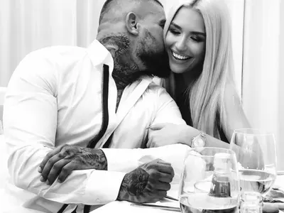 Тита показа гаджето (Певицата заби ММА боец - Фото на влюбените)